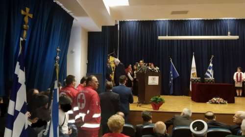 Απρόοπτο σε ομιλία Παυλόπουλου - Λιποθύμησε κοριτσάκι (video)