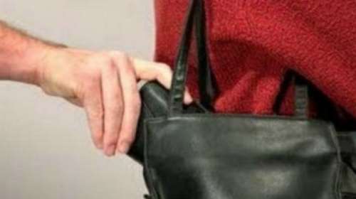 Γυναίκα καλούσε μάταια σε βοήθεια για να σταματήσει πορτοφολά