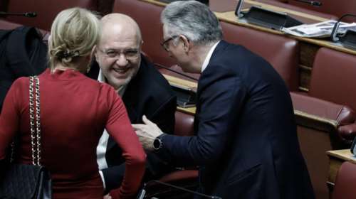 Με ευχές υποδέχθηκαν οι βουλευτές τον Τρύφωνα Αλεξιάδη