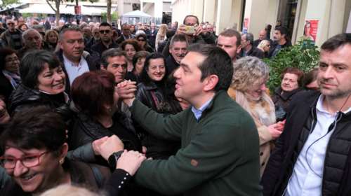 Η βόλτα Τσίπρα στα Γιάννενα - Το απρόσμενο δώρο που του έκαναν