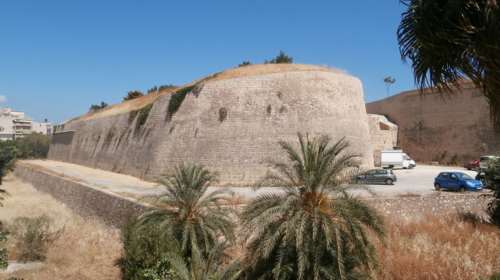 Ώρες αγωνίας για την έφηβη που έπεσε από τα Ενετικά Τείχη