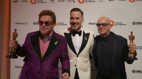 Ο Έλτον Τζον συγκέντρωσε στο πάρτι του 6,4 εκατομμύρια δολάρια