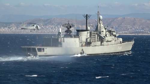 Η φρεγάτα Ψαρά δίπλα στο γαλλικό αεροπλανοφόρο «Σαρλ Ντε Γκολ»