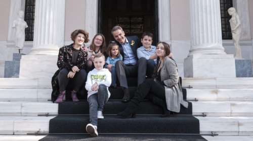 Συνάντηση Μητσοτάκη με παιδιά μικρούς ήρωες που νίκησαν τον καρκίνο