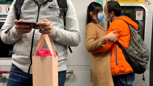 Έρωτας στα χρόνια του κοροναϊού: Με καρδούλες και ...μάσκες [εικόνες]