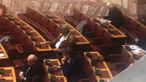 «Ψόφια» η συζήτηση στη Βουλή - Οι βουλευτές έπαιζαν...Στοίχημα