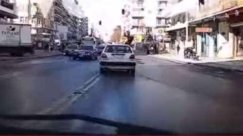 Βίντεο-σοκ: Αυτοκίνητο παρασύρει νεαρή γυνάικα στη Θεσσαλονίκη