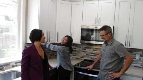 Απίστευτο Τηλεοπτική εκπομπή αναζητά κατοικία για ένα «ménage à trois»!