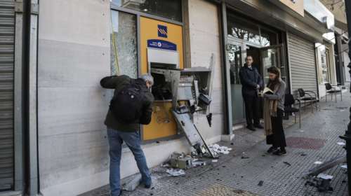 Γουδί: Γκαζάκια σε τράπεζα - Φθορές σε ένα ΑΤΜ αλλά και μοτοποδήλατο