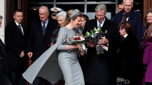 Bασίλισσα Μαξίμα: Στιλάτη με φόρεμα με ενσωματωμένη κάπα -η φθηνή πινελιά