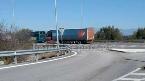 Νταλίκα παραβίασε stop και χτύπησε λεωφορείο του ΚΤΕΛ Φθιώτιδας