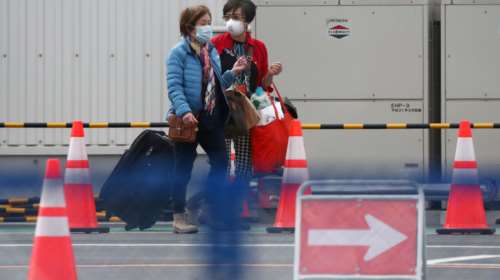 Αποβιβάζονται οι πρώτοι επιβάτες του Diamond Princess