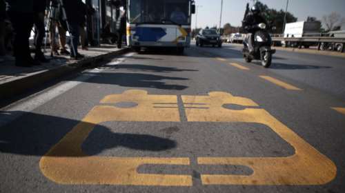 Κάμερες στις λεωφορειολωρίδες και πρόστιμα στους παραβάτες