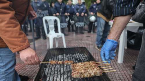 Απίστευτη ΠΟΕΔΗΝ: Διαμαρτυρία με ...μπάρμπεκιου έξω από Μαξίμου