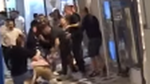 Απίστευτο βίντεο: Δείτε τον άγριο καβγά του αρχηγού της Μάντσεστερ στα σοκάκια της Μυκόνου