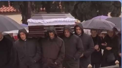 Αγία Βαρβάρα: Τελευταίο αντίο στον γιατρό που σκότωσε ο πεθερός του - Υποβασταζόμενη η σύζυγός του [βίντεο]