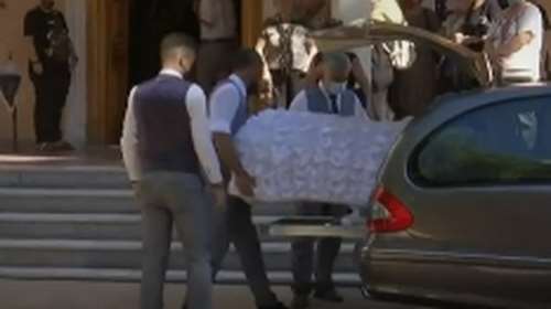 Άγιοι Θεόδωροι: Κηδεύτηκε το πρώην μοντέλο που βρέθηκε νεκρό στο σπίτι του - Γιατί απουσίαζε η μητέρα της