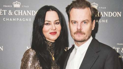 Ζενεβιέβ Μαζαρί: Το ολόχρυσο jumsuit που συνδύασε ολόσωστα με 70's μποτάκια και ο γοητευτικός σύζυγός της