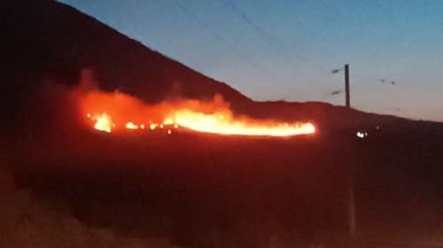 Ρέθυμνο: Μεγάλη φωτιά στα Ακούμια - Πνέουν ισχυροί άνεμοι 6 μποφόρ