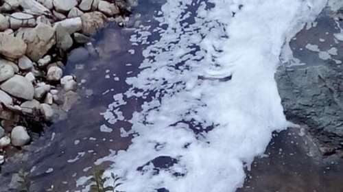 Συναγερμός σε Ιωάννινα και Θεσπρωτία: Γέμισε αφρούς ο ποταμός Τύριας - Από νταλίκα που μετέφερε υλικά για σαπούνια [εικόνες]