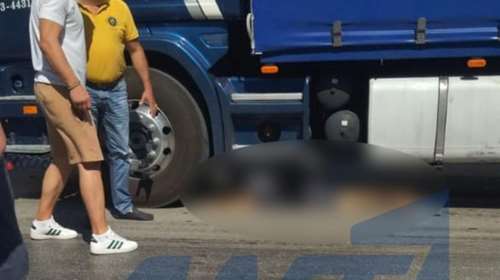 Τροχαίο ατύχημα στην Πάτρα: Νταλίκα παρέσυρε γυναίκα - Την απεγκλώβισαν τραυματισμένη κάτω από το όχημα [εικόνα]