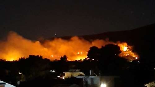 Φωτιά στη Νέα Μάκρη: Ολονύχτια μάχη με τις φλόγες - Αναφορές για δύο καμένα σπίτια - Εκκενώθηκαν Λιβίσι και Αγία Μαρίνα [Εικόνες - Βίντεο]