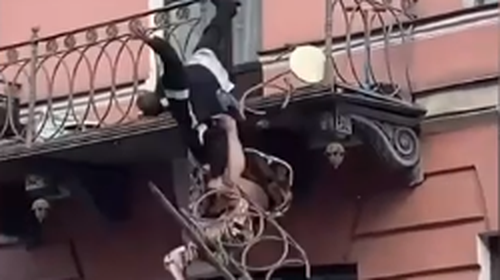 Βίντεο - σοκ από τη Ρωσία: Ζευγάρι καυγαδίζει και πέφτει από το μπαλκόνι