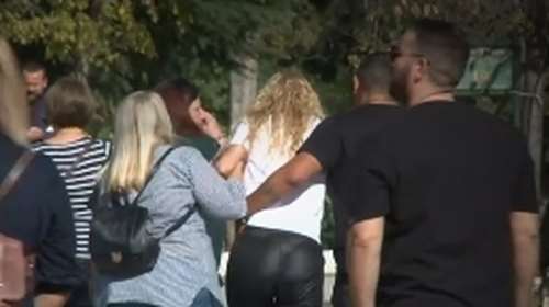 Βόλος: Απαρηγόρητοι οι γονείς στην κηδεία του βρέφους που το παρέσυρε μηχανή -Με τα αγαπημένα του παιχνίδια στο φέρετρο