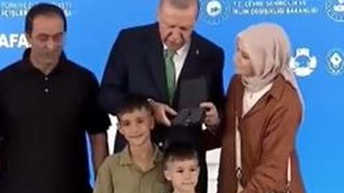 Τουρκία: Ο Ερντογάν χαστουκίζει μικρό αγοράκι επειδή δεν του φίλησε το χέρι {Βίντεο]
