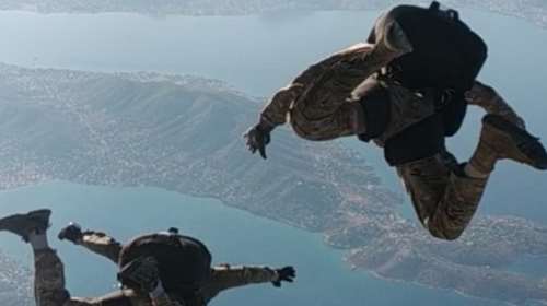 Οι αλεξιπτωτιστές τίμησαν με άλμα τον αδικοχαμένο λοχία Κώστα Μελιγκώνη - Η συγκινητική παρουσία του αδερφού του [εικόνες]