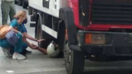 Σοκαριστικό τροχαίο στην Πάτρα: Μοτοσυκλετιστής σφηνώθηκε κάτω από φορτηγό [εικόνες]