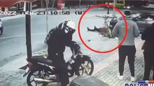 Βίντεο ντοκουμέντο: Τροχαίο σοκ αστυνομικού που εκσφενδονίζεται δέκα μέτρα και καρφώνεται σε ΙΧ