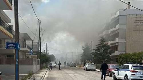 Πυρκαγιά σε μονοκατοικία στη Μαγούλα Αττικής: Επιτόπου ισχυρές δυνάμεις της Πυροσβεστικής