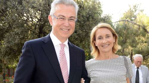 H Μάρα Ζαχαρέα ζυμώνει ψωμί  - Μοντέρνα η κουζίνα της, με λευκά έπιπλα και εστίες γκαζιού