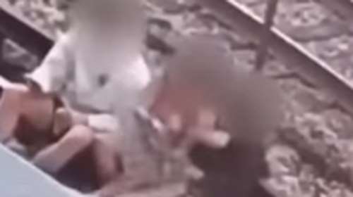 Παραλίγο να πληρώσουν με τη ζωή τους τη selfie στις γραμμές: Η στιγμή που τρία άτομα &quot;τινάζονται&quot; από το ρεύμα