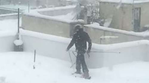 Σκι σε ταράτσα στην Αθήνα: Όταν δεν πάει ο σκιέρ στο βουνό, πάει το &quot;βουνό&quot; στον σκιέρ! [Βίντεο]
