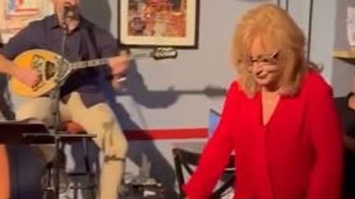 Αγγελική Νικολούλη: Aποθεώθηκε χορεύοντας το "Μικρό φθινόπωρο" του Δημήτρη Μητροπάνου