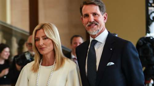 Η Μαρί Σαντάλ δείχνει το ιδανικό διαχρονικό ντύσιμο για βάφτιση: Το tweed φόρεμα και οι πέρλες στον λαιμό