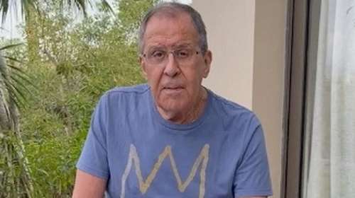 Viral η εμφάνιση του Λαβρόφ στο Μπαλί: Με ρολόι της Apple, iPhone και αμερικανικό t-shirt