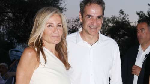 Μαρέβα Μητσοτάκη: Το μονόχρωμο look στο Ηρώδειο με one shoulder τοπ και φολκλόρ ψηλόμεση φούστα με φούντες