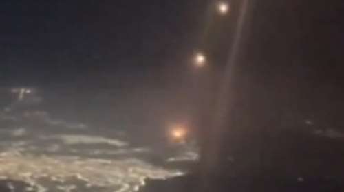 Συγκλονιστικό βίντεο: Επιβάτης αεροπλάνου καταγράφει την επίθεση του Ιράν με πυραύλους κατά του Ισραήλ