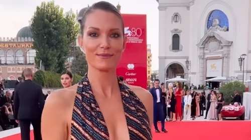 Φεστιβάλ Βενετίας: Η σούπερ αποκαλυπτική Βίκυ Καγιά πόζαρε στο κόκκινο χαλί, αλλά ο υπεύθυνος της φώναζε να φύγει