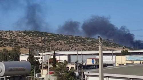 Ασπρόπυργος: Ξέσπασε φωτιά σε μάντρα αυτοκινήτων -  Πυκνοί καπνοί κάλυψαν την περιοχή