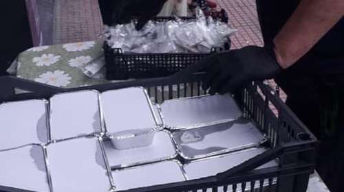 Κορονοϊός και αλληλεγγύη: Ένα βαν γεμάτο φαγητά κάθε μέρα στους δρόμους για όσους έχουν ανάγκη [εικόνες]