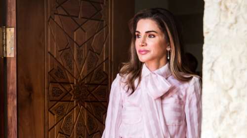 Βασίλισσα Ράνια: Εκθαμβωτική με MaxMara σύνολο στο ροζ της πούδρας - Ωδή στο στιλ και τη μονοχρωμία