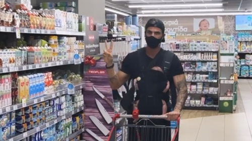 Άκης Πετρετζίκης: Για ψώνια στο σούπερ μάρκετ με το γιο του [Εικόνα]