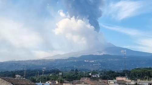 Η Αίτνα &quot;ξυπνά&quot; και πάλι: Καπνός και λάβα, στάχτη σε μπαλκόνια και δρόμους [Εικόνες-Βίντεο]