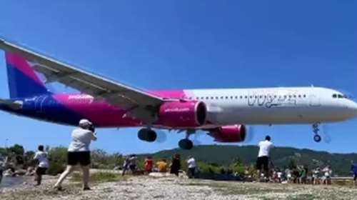 Σκιάθος: Άλλη μια τρομακτική προσγείωση αεροπλάνου πάνω από τα κεφάλια του κόσμου [βίντεο]