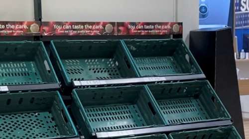 Πρωτοφανές: Αδειασαν τα ράφια στα βρετανικά σούπερ μάρκετ- Μπήκε δελτίο σε φρούτα και λαχανικά