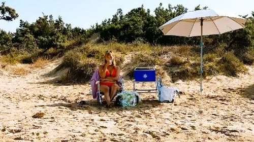 Η Μάρα Ζαχαρέα ποζάρει με το μαγιό κάτω από την ομπρέλα σε πανέμορφη παραλία, χωρίς να αποκαλύπτει πού είναι [εικόνες]